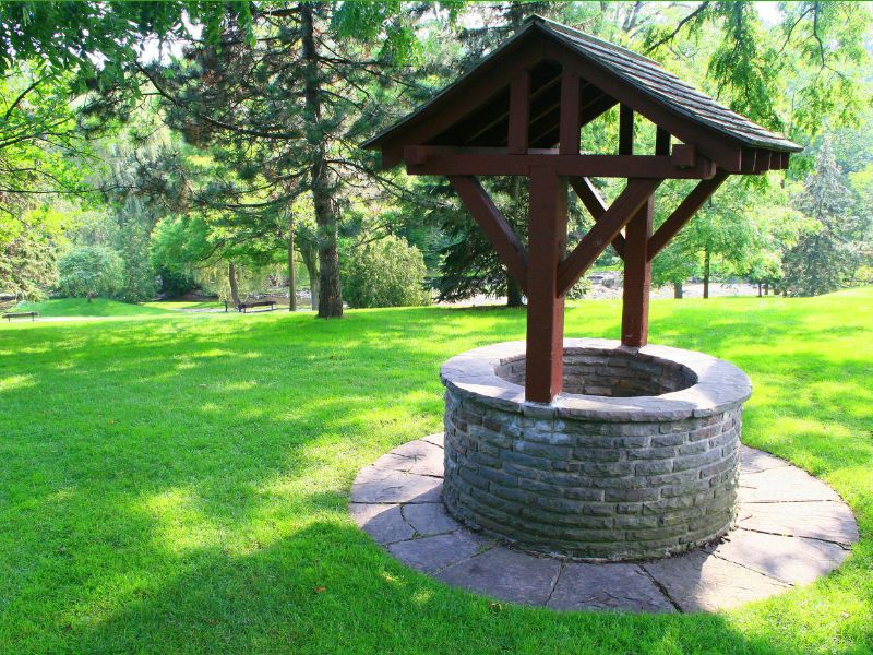 giếng nước lớn giữa khuôn viên