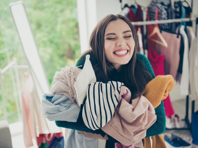 cô gái hạnh phúc vì nhiều quần áo