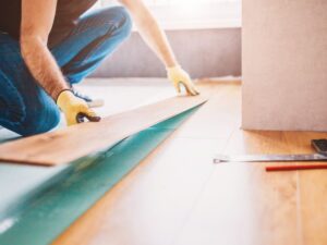 người đàn ông sửa sàn nhà