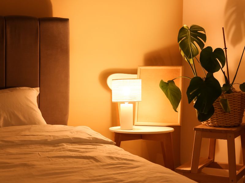 đèn vàng trong phòng ngủ