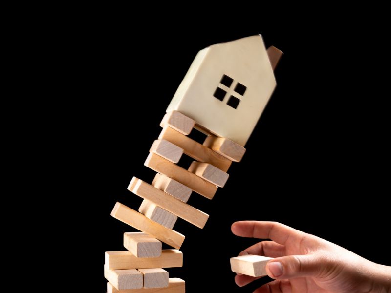 Nằm mơ thấy nhà sập: Giải mã điềm báo không thể bỏ lỡ 1 mô hình nhà sập