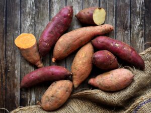 khoai lang trên bàn