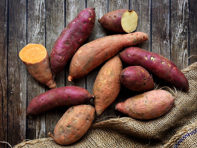 Mơ thấy khoai lang: Điềm lành tài lộc tuyệt vời! 1 khoai lang trên bàn