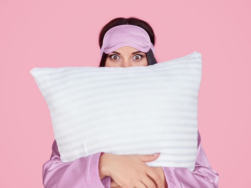 85bd72c7-kegfire cô gái ôm chiếc gối