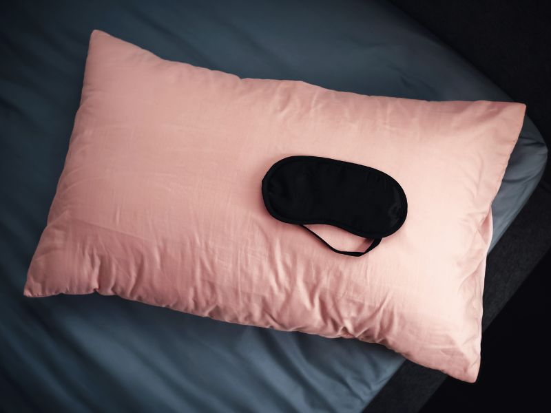 gối và bịt mắt