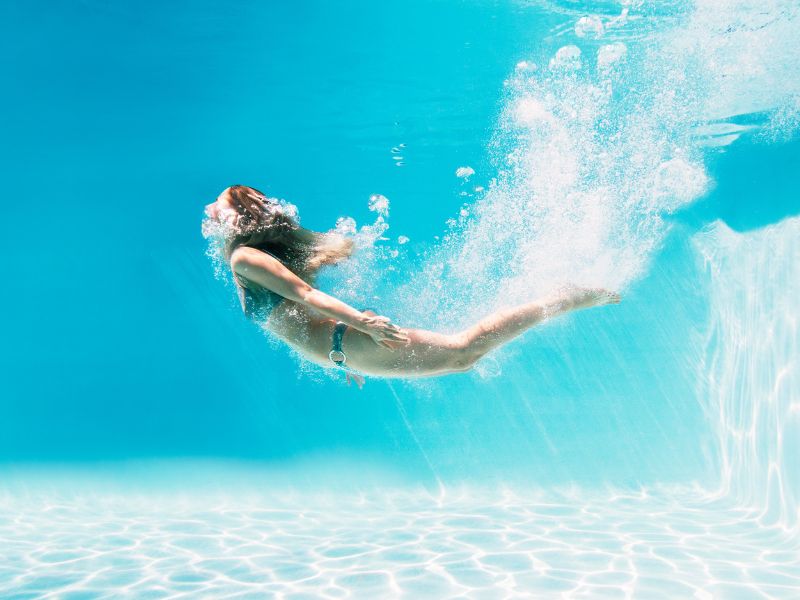 bơi trong hồ bơi