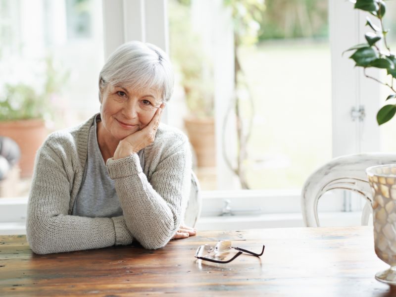 người phụ nữ vui vẻ với mái tóc bạc