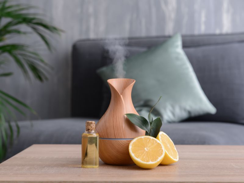 tinh dầu và máy khuếch tán tinh dầu trên bàn