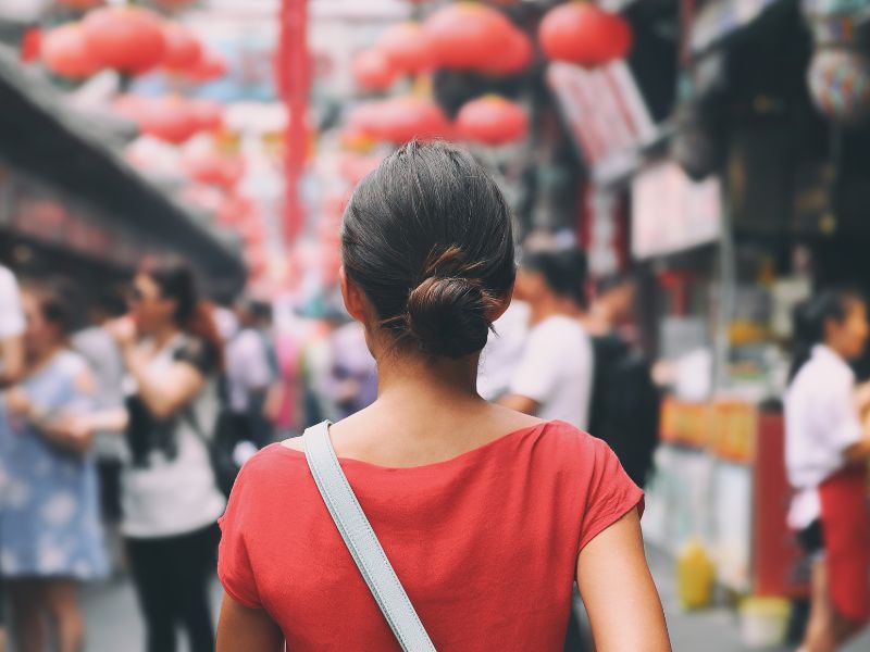 Nằm mơ thấy đông người: Điềm Báo Không Thể Bỏ Lỡ 1 người phụ nữ đi bộ giữa đám đông