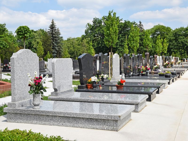 những ngôi mộ ở nghĩa trang