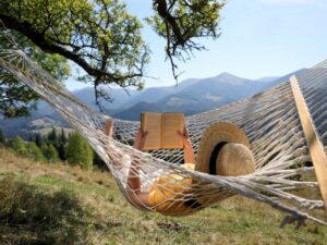 cô gái nằm thư giãn