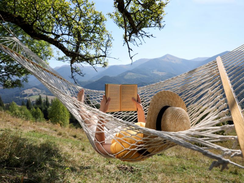 cô gái nằm thư giãn