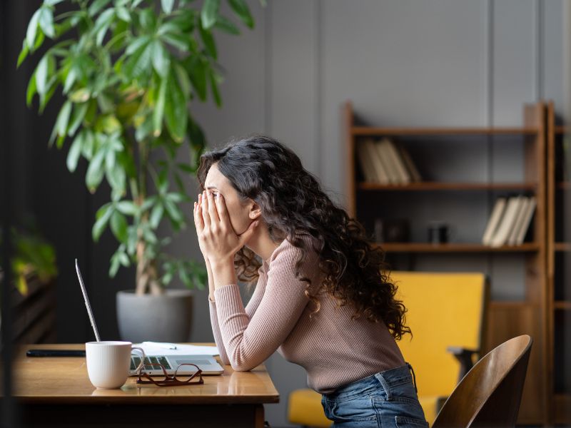 cô gái bị stress khi làm việc