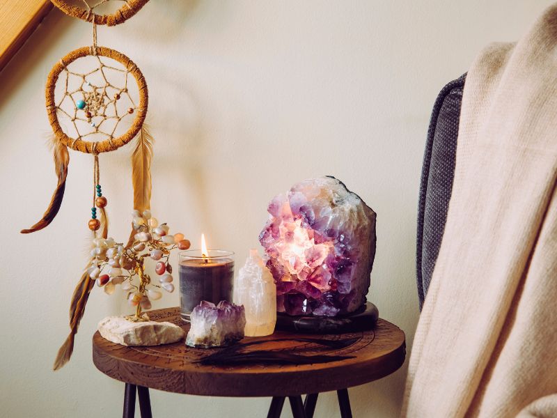 nến thơm, đá phong thuỷ và dreamcatcher