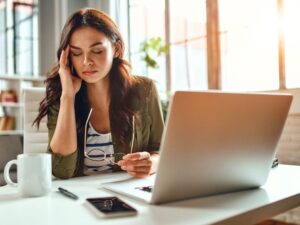 cô gái stress vì công việc