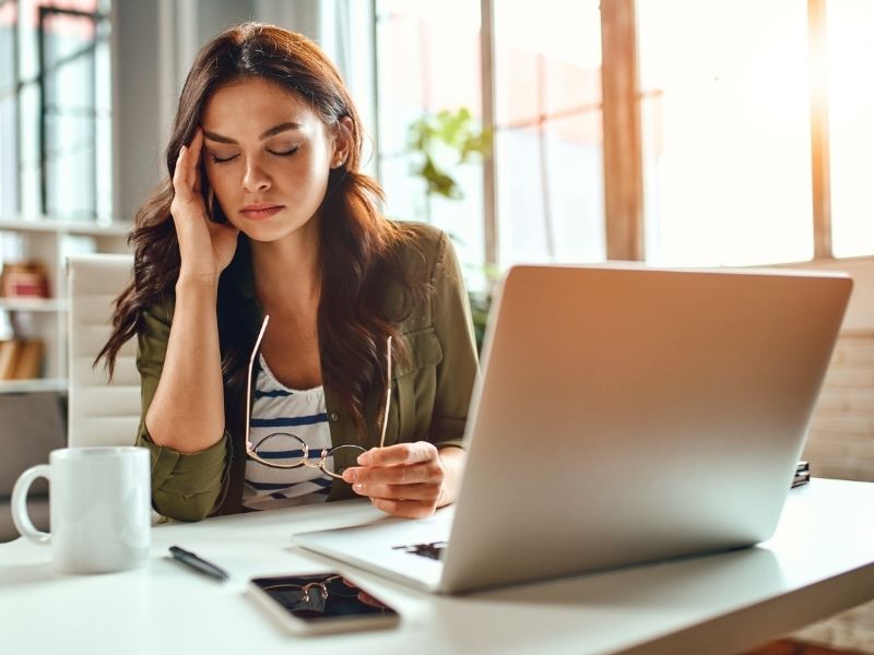 cô gái stress vì công việc