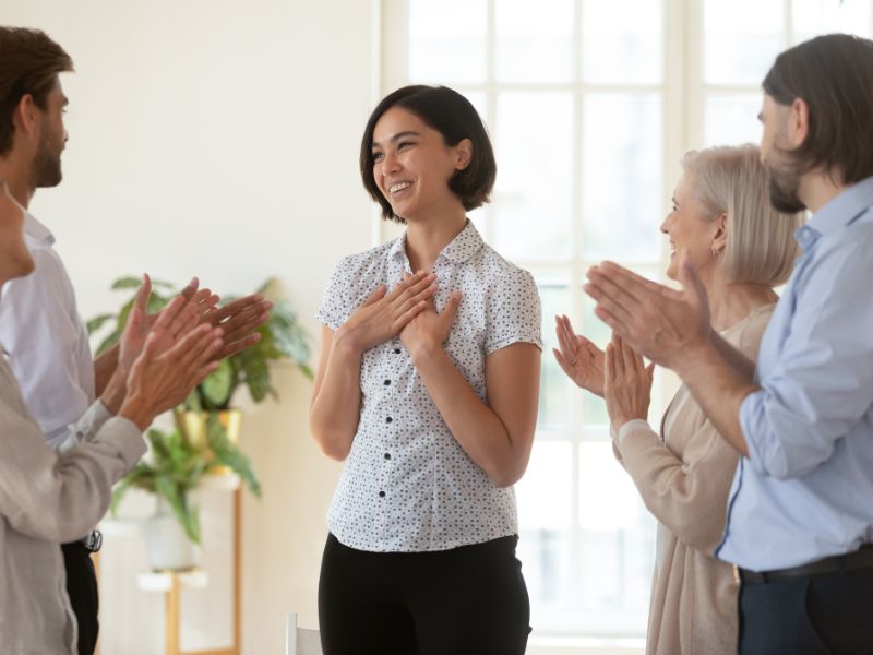 485c3ed7-nam-mo-thay-dong-nghiep-3 đồng nghiệp vỗ tay khen ngợi