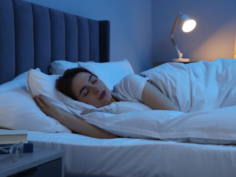 nằm ngủ thoải mái trên giường