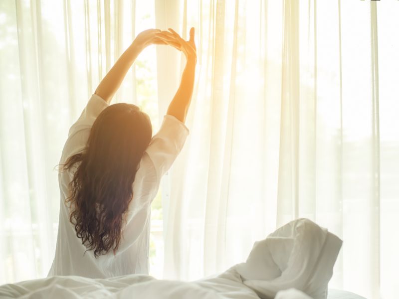 cô gái thức dậy vươn vai khởi động ngày mới