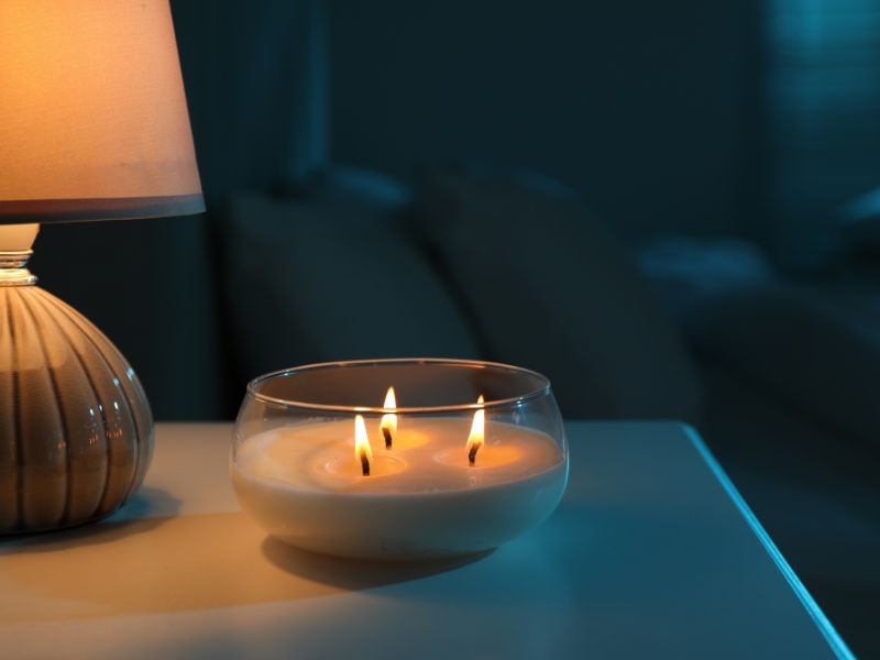 Nến thơm trên bàn phòng ngủ