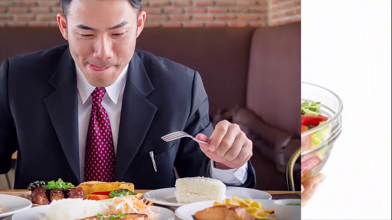 Hình ảnh minh họa một người đang ăn cơm một mình trong không gian yên tĩnh.