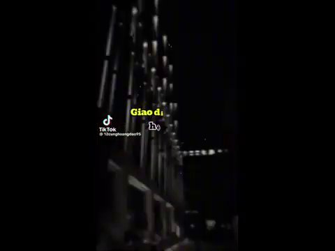 Khoảnh khắc mở đầu với câu hỏi sâu sắc về "mạng hồ" và "bồn đời", gợi cảm giác tò mò và suy tư.