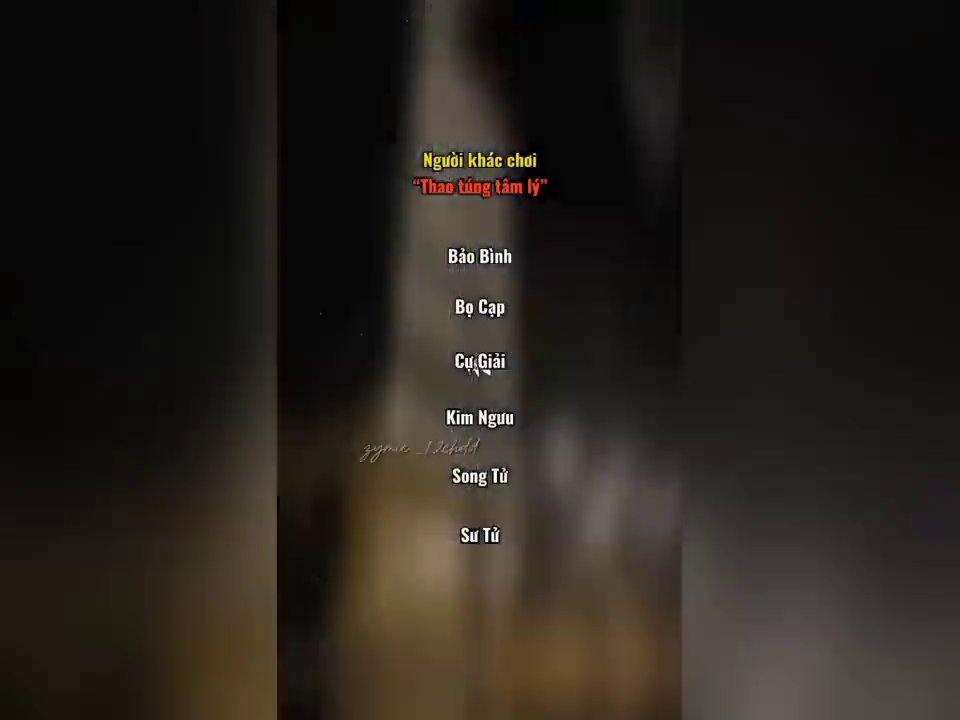 一个孤独的身影站在空旷的舞台中央，一束顶光打下。