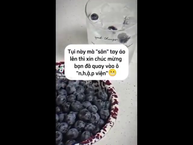 一个孤独的身影站在下班后的办公室窗前，窗外是城市的霓虹灯火，与室内的昏暗形成对比。