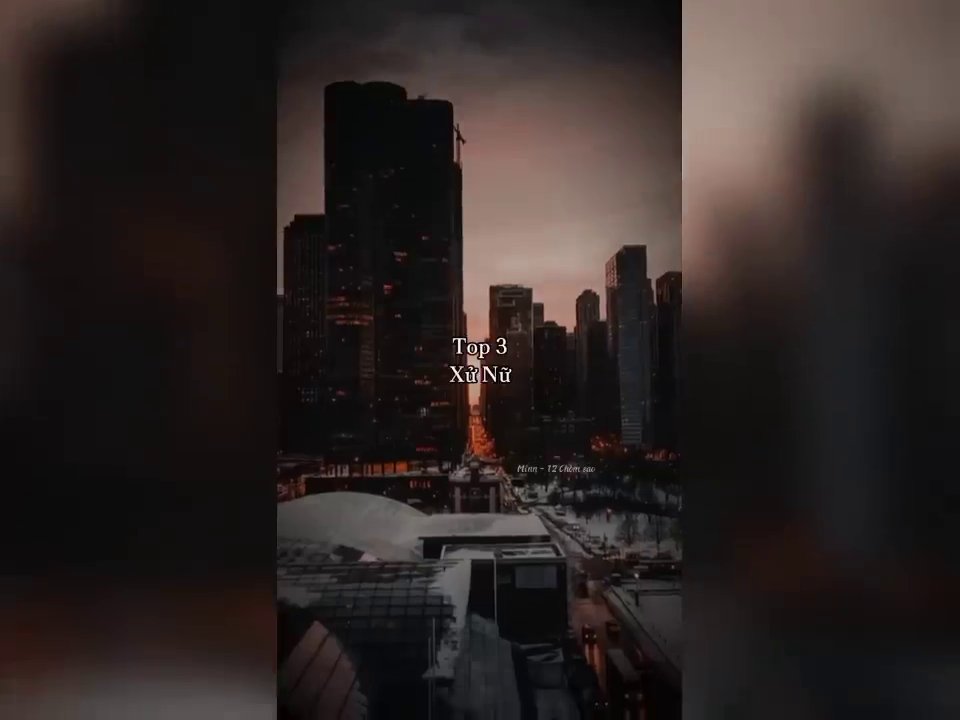 Cảnh thành phố về đêm với án đèn phản chiếu trên mặt nước, tượng trưng cho sự tự do.