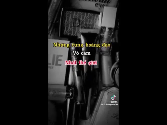 特写镜头：一只手轻轻拂过办公桌上绿植的叶片，阳光透过叶片，纹理清晰，充满生机。