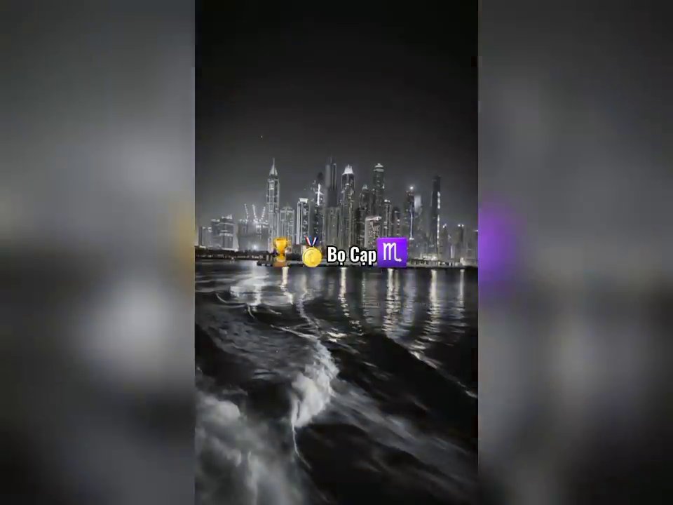 一个人在水下缓缓下沉的抽象画面，光线朦胧。