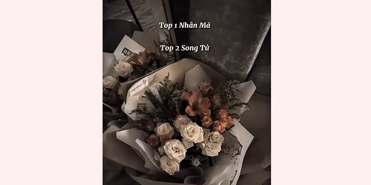 Tòa nhà hiện đại về đêm với bảng xếp hạng các cung hoàng đạo "Bạch Liên Hoa".