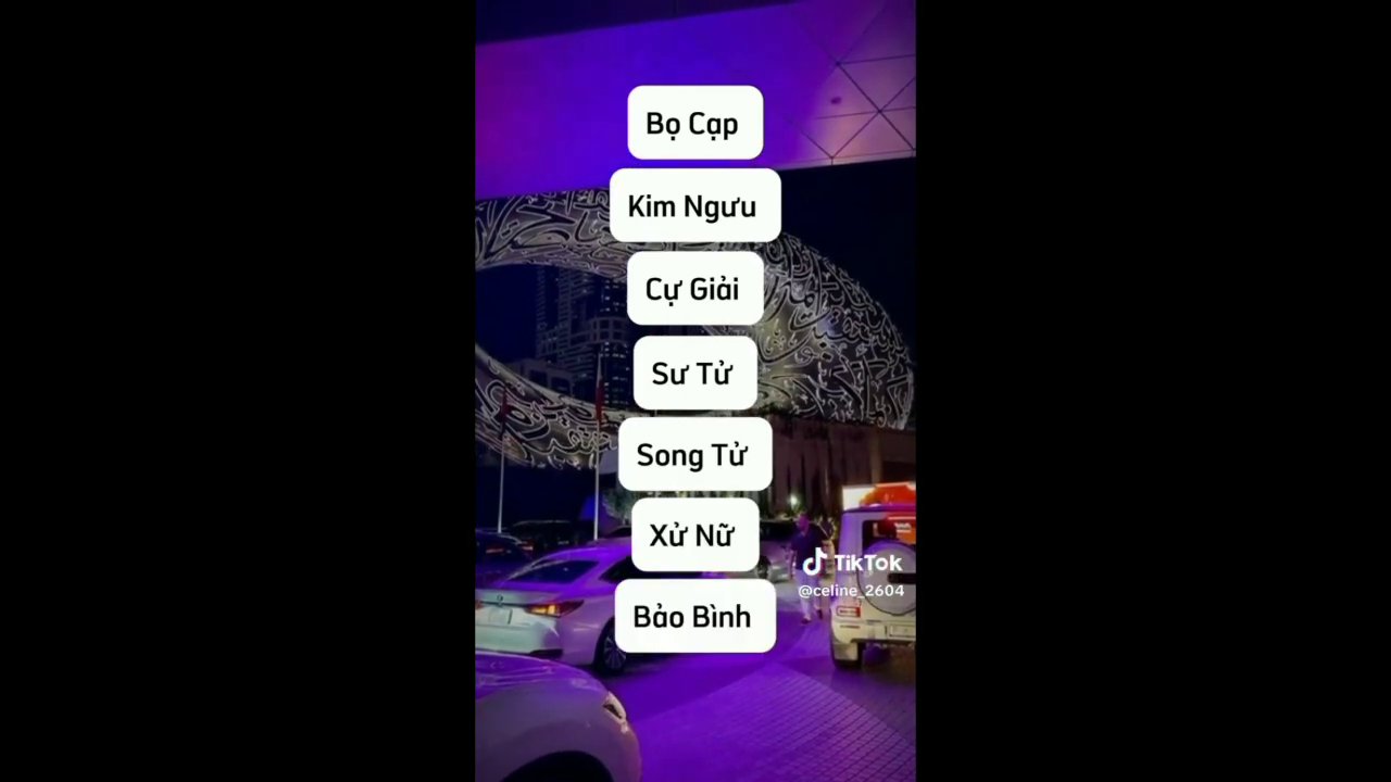 Hình ảnh một góc làm việc với sổ ghi chép chi tiết, biểu đồ treo tường đầy màu sắc của một người say mê phân tích số học.