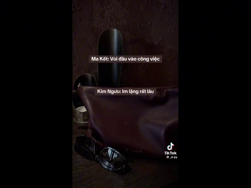 Hình ảnh tượng trưng cho "nhiều hàng giấy" và "khu chăm hài mê sâu" - mê cung của ký ức và sự thật.