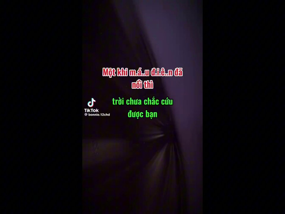 Hình ảnh tổng hợp mang tính ẩn dụ: một người đang reo vui (cảm xúc), nhìn vào tấm gương phản chiếu tên mình (danh tính), và phía sau là một không gian với ánh sáng và bóng tối đan xen (biểu tượng).