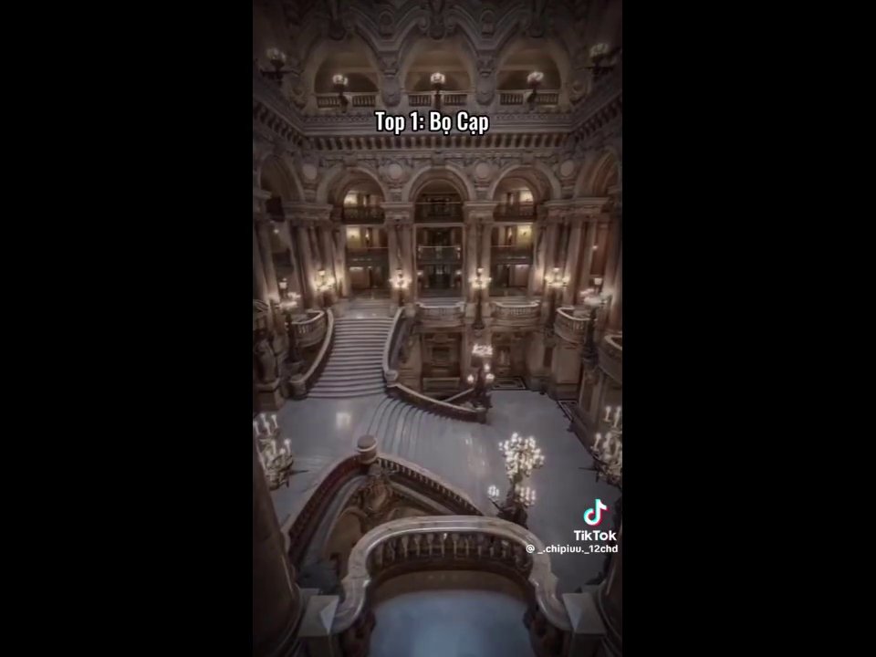 Hình ảnh biểu tượng cho sự cân bằng giữa niềm tin và lý trí, giữa cảm tính và phân tích số liệu.