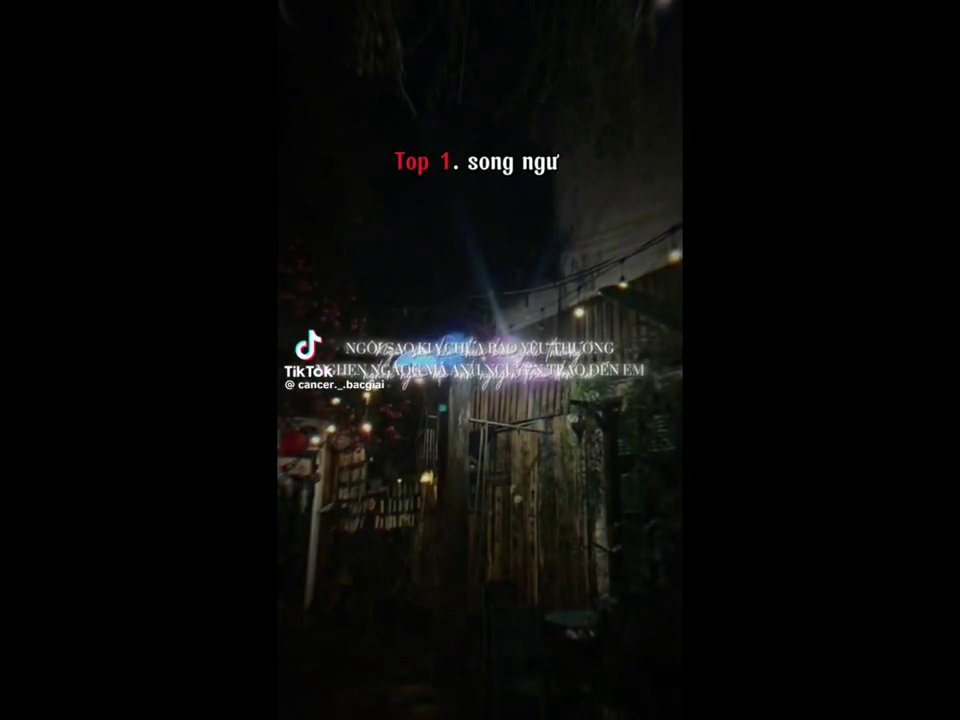 Khoảnh khắc mở đầu với ánh mắt hoài nghi và suy tư.