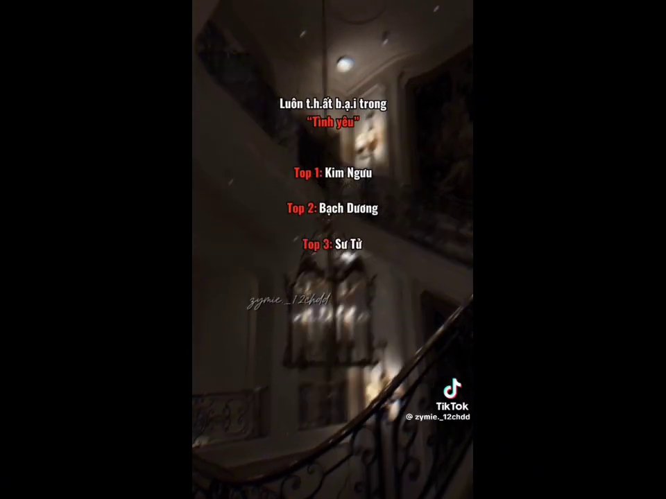 Màn hình mở đầu với dòng chữ đỏ "Họ có đôi mắt đẹp nhưng lại khóc nhiều" trên nền tối.