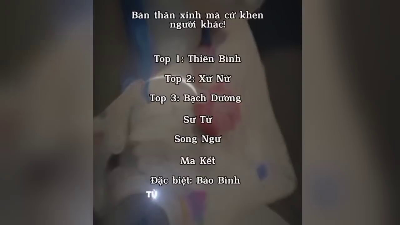 Hình ảnh minh họa một người mẹ đứng che chở cho đứa con nhỏ, dáng vẻ kiên quyết dù đơn độc.