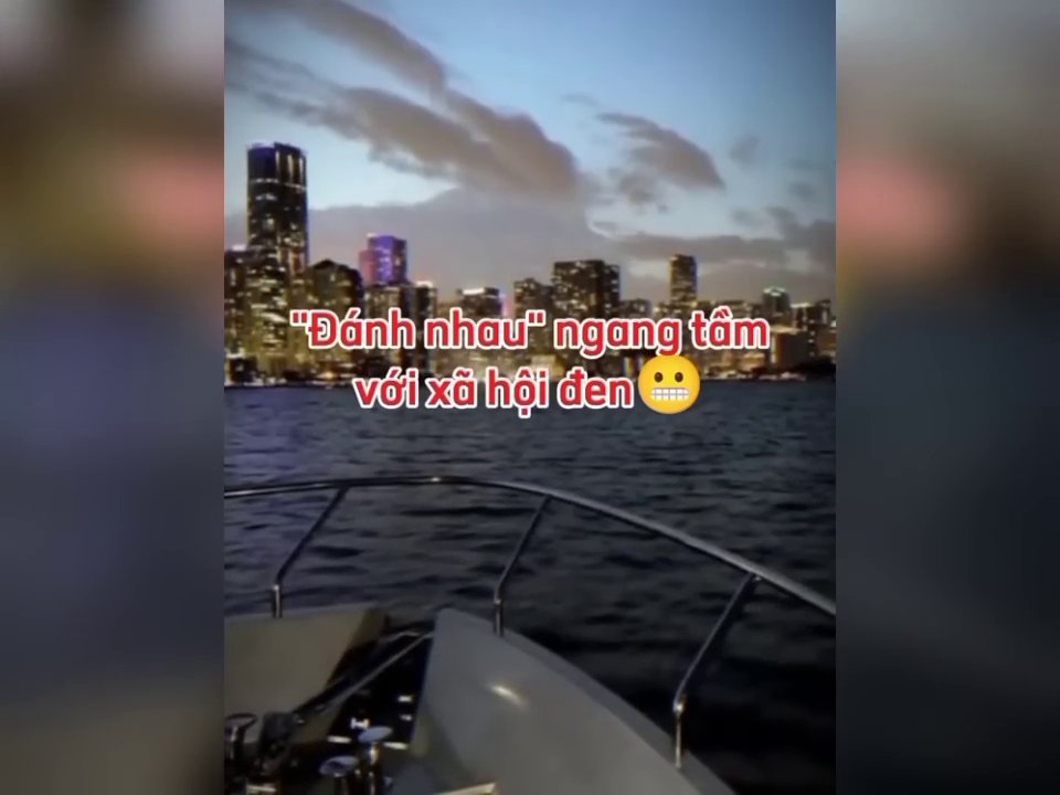 Hình ảnh kết thúc với một con đường vắng, tượng trưng cho sự cô đơn và kết thúc sau tất cả.