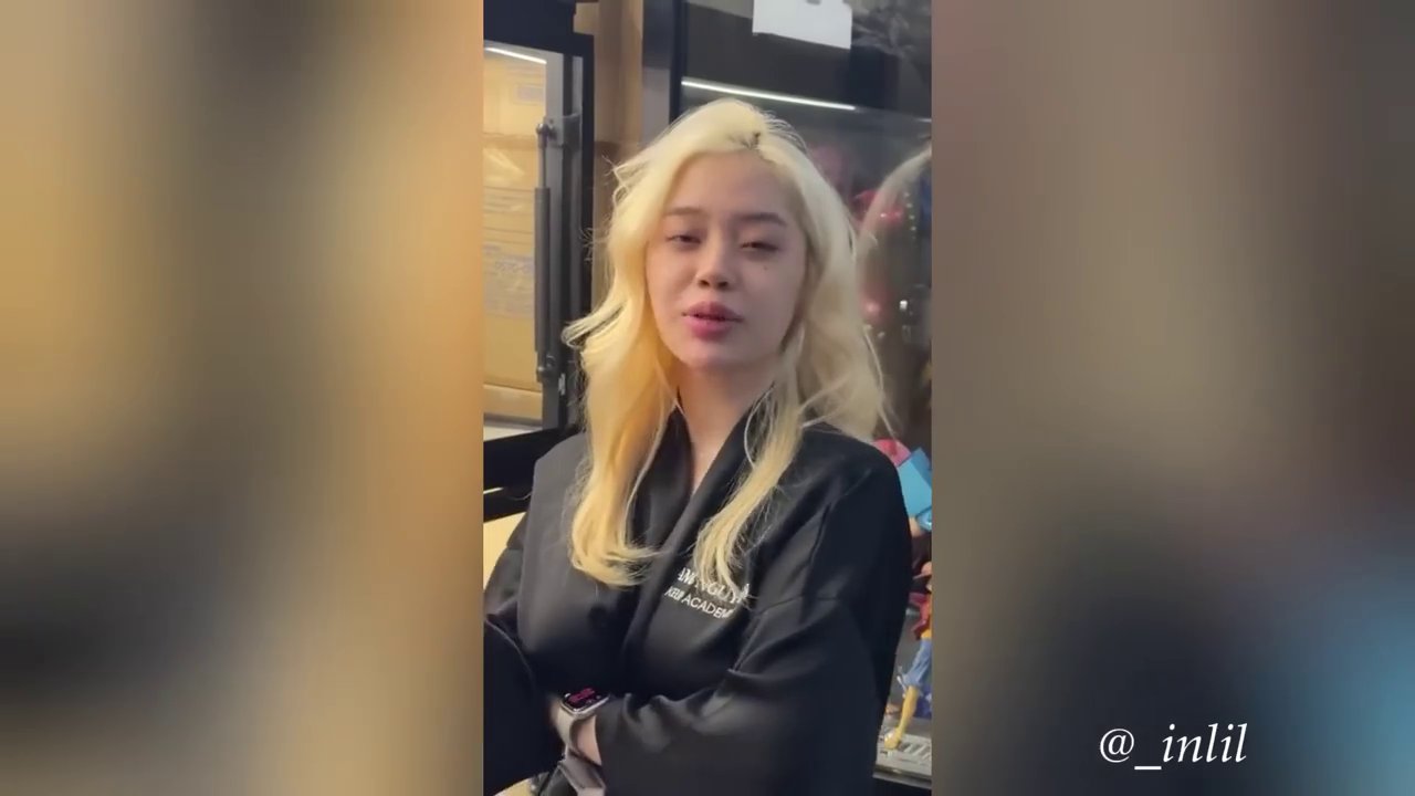 Minh họa một người đang ngồi thiền suy ngẫm (Cổng tụng sầm nguyệt), với những con số và biểu tượng cung hoàng đạo bay xung quanh, chờ đợi khoảnh khắc "Thì sét".