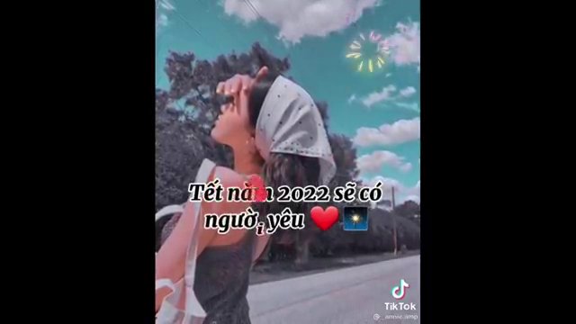 Hình ảnh gợi nhớ không khí gia đình ấm cúng với "Mẹ đấu bánh, chân xanh" trong những dịp lễ Tết.